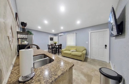 Tampa Villa | Top-Rated Violet St Guest Suite with Spa & Breakfast