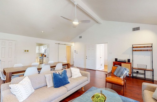 Zilker House | Cozy Dog-Friendly Retreat Near Zilker Park & Downtown