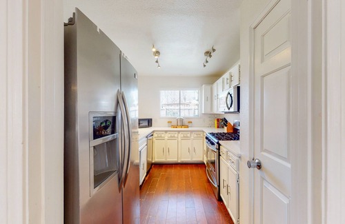 Zilker House | Cozy Dog-Friendly Retreat Near Zilker Park & Downtown