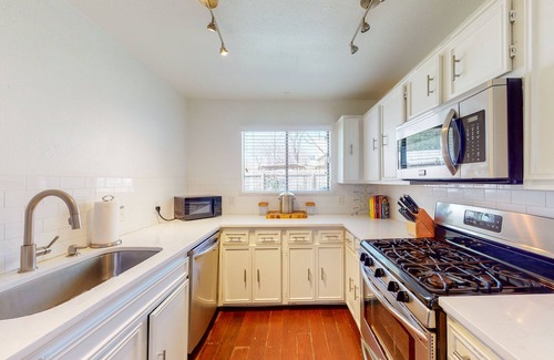 Zilker House | Cozy Dog-Friendly Retreat Near Zilker Park & Downtown