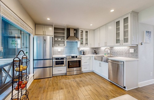 Lakeway Condo | Chic Kitchen & Private Patio at World of Tennis Retreat