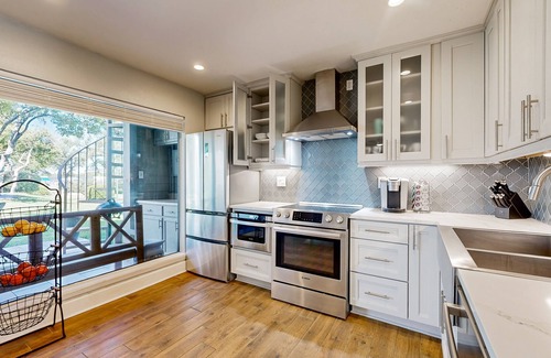 Lakeway Condo | Chic Kitchen & Private Patio at World of Tennis Retreat
