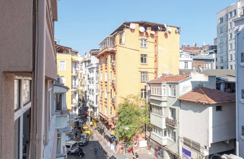 Taksim Apartment | Stylish High-Ceiling 3BR Apartment with 2 Bathrooms