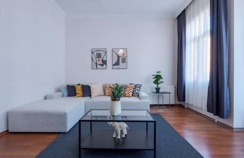 Taksim Apartment | Stylish High-Ceiling 3BR Apartment with 2 Bathrooms