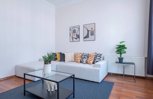 Taksim Apartment | Stylish High-Ceiling 3BR Apartment with 2 Bathrooms