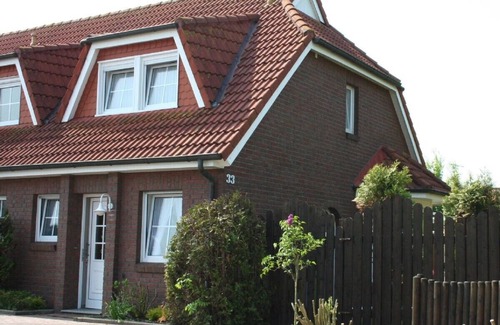 Westeraccumersiel House | Elegant Holiday House with Beautiful Garden & Pool Access