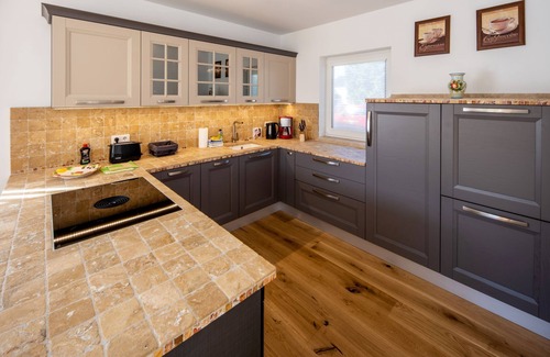 Naumburg House | Stylish Holiday Home Near Cycle Path and Vineyards