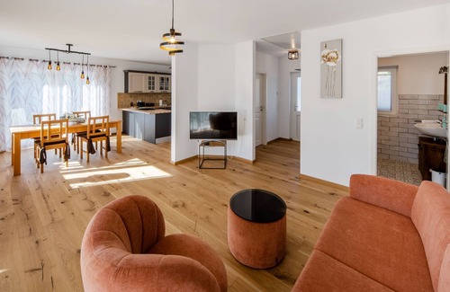 Naumburg House | Stylish Holiday Home Near Cycle Path and Vineyards