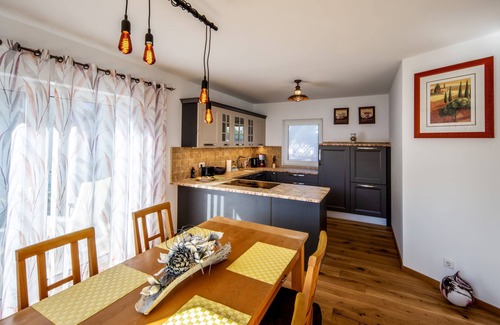 Naumburg House | Stylish Holiday Home Near Cycle Path and Vineyards