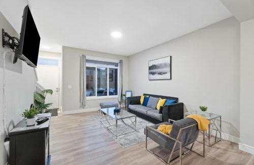 Southwest Edmonton House | Stylish Urban Townhome - Ideal Family Retreat & Work Stay