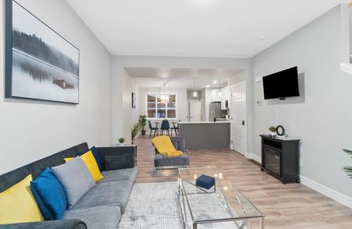 Southwest Edmonton House | Stylish Urban Townhome - Ideal Family Retreat & Work Stay