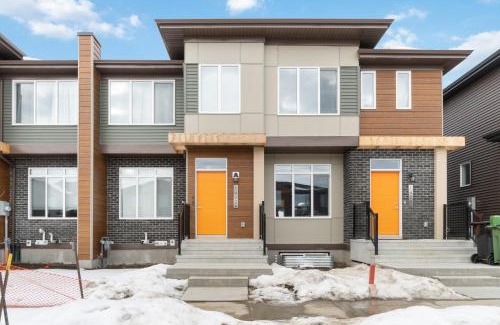 Southwest Edmonton House | Stylish Urban Townhome - Ideal Family Retreat & Work Stay
