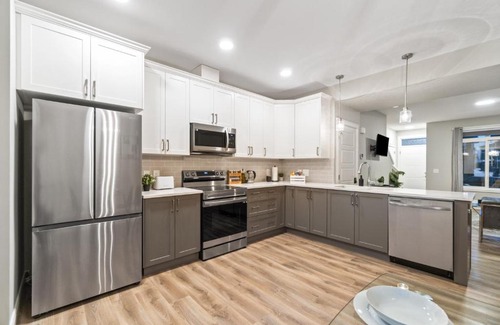 Southwest Edmonton House | Stylish Urban Townhome - Ideal Family Retreat & Work Stay