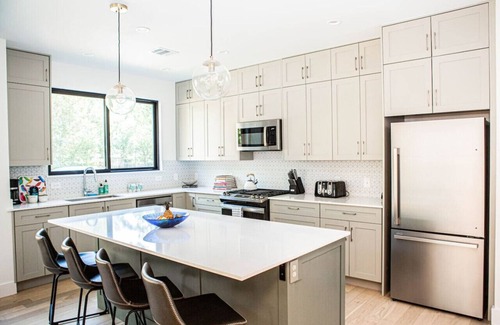 Highland House | Stylish Retreat in a Tranquil Neighborhood with Spa Access