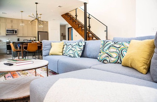 Highland House | Stylish Retreat in a Tranquil Neighborhood with Spa Access
