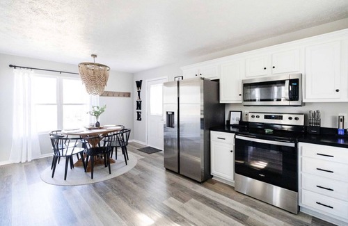 Geneva House | Stylish 4 Bedroom Home in Geneva, Ohio - Pet Friendly & View