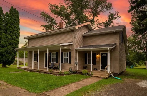Geneva House | Stylish 4 Bedroom Home in Geneva, Ohio - Pet Friendly & View
