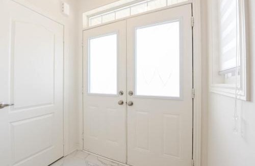 Watertown Apartment | Stylish 4-Bedroom Retreat in Waterdown Hamilton - Kid-Friendly