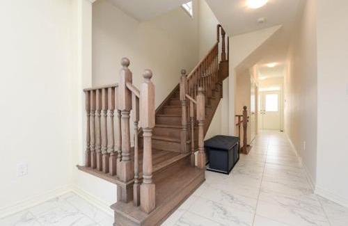 Watertown Apartment | Stylish 4-Bedroom Retreat in Waterdown Hamilton - Kid-Friendly