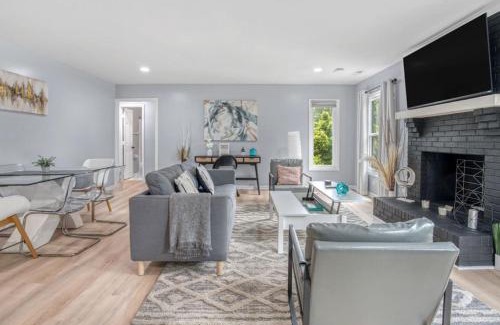 Charlotte House | Stylish Retreat Close to Uptown and UNC with Pet Access!