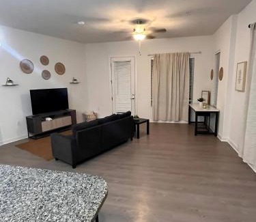 Leander Apartment | Stylish Home Perfect for Your Stay