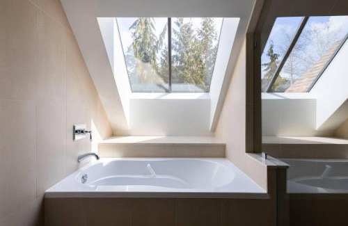 Blackcomb House | Stylish Retreat with Mountain Views & Spa Amenities