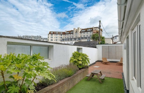 Bude House | Cozy Retreat with Ocean Views, Steps from the Beach