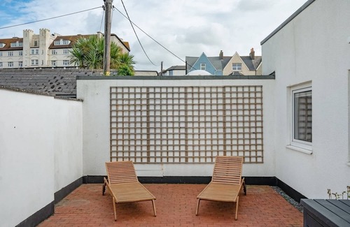 Bude House | Cozy Retreat with Ocean Views, Steps from the Beach