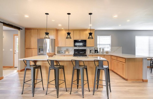 Lake Stevens House | Stylish Home in Lake Stevens: Pet-Friendly with Spa & Breakfast