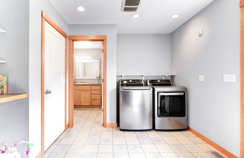 Lake Stevens House | Stylish Home in Lake Stevens: Pet-Friendly with Spa & Breakfast