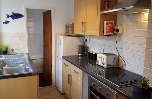 Norwich House | Cozy Retreat with Ideal Work Space and Breakfast Included