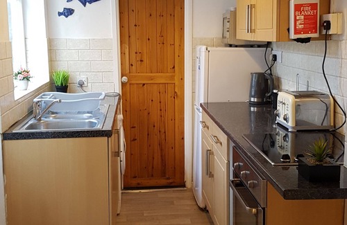 Norwich House | Cozy Retreat with Ideal Work Space and Breakfast Included