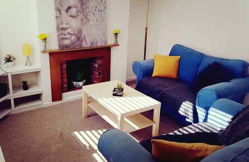 Norwich House | Cozy Retreat with Ideal Work Space and Breakfast Included
