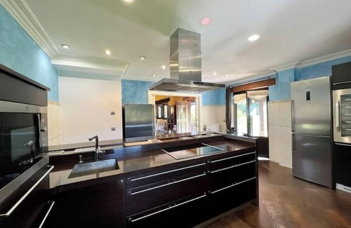 Suances Villa | Cozy Villa al Mar: Stylish Retreat with Spa & Breakfast