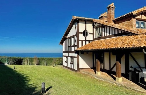 Suances Villa | Cozy Villa al Mar: Stylish Retreat with Spa & Breakfast