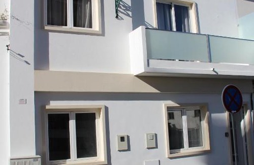 Lagos Apartment | Stylish House: Family-Friendly Escape for Memorable Stays