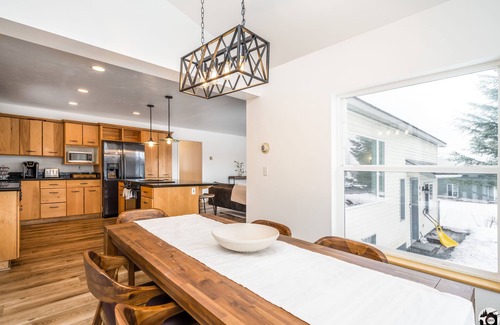 Seward House | Modern House with Spa and Breakfast in a Family-Friendly Setting