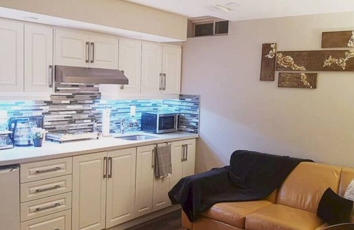 Halton Regional Municipality Apartment | Stylish Retreat with King Bed & Free Parking for Guests