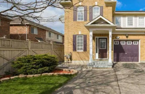 Halton Regional Municipality Apartment | Stylish Retreat with King Bed & Free Parking for Guests
