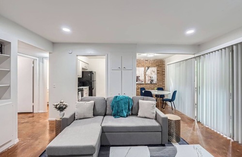 Bouldin Apartment | Stylish King Suite Getaway | Sleeps 4 | Pool, Prkg