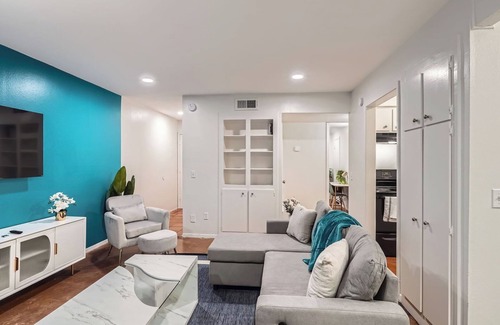 Bouldin Apartment | Stylish King Suite Getaway | Sleeps 4 | Pool, Prkg