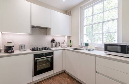 King's Cross Apartment | Stylish Kings Cross Flat with Spa & Family-Friendly Amenities