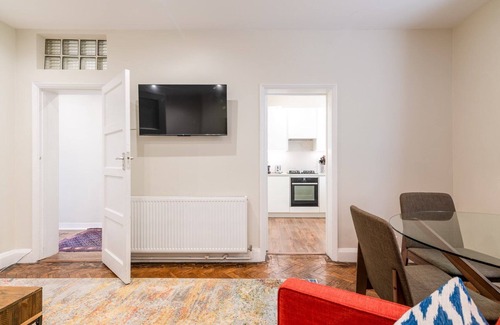 King's Cross Apartment | Stylish Kings Cross Flat with Spa & Family-Friendly Amenities