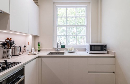 King's Cross Apartment | Stylish Kings Cross Flat with Spa & Family-Friendly Amenities