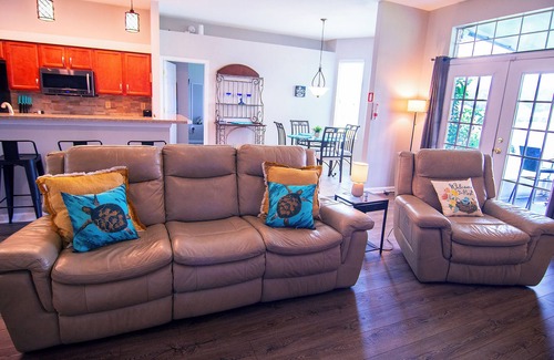 Sandalwood House | Stylish Lakefront Retreat with Spa & Hot Tub Access