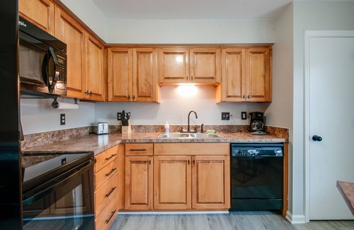 Hendersonville Condo | Tranquil Lakefront Condo with Pool and Spa Amenities