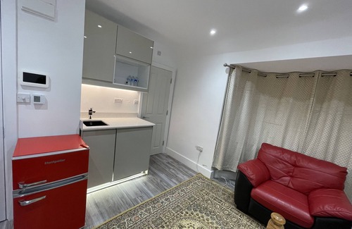 North Greenford Apartment | Stylish Room with En-Suite in West London - Breakfast Included