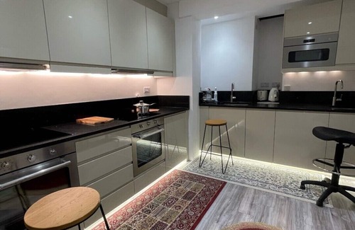 North Greenford Apartment | Stylish Room with En-Suite in West London - Breakfast Included