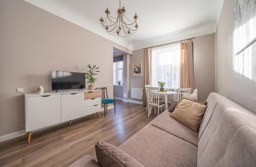 Grizinkalns Apartment | Inviting Latvian Classic Style Apartment - Child Friendly Stay