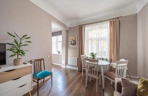 Grizinkalns Apartment | Inviting Latvian Classic Style Apartment - Child Friendly Stay